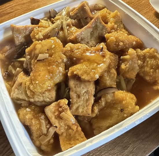 Fillet Cod with Braised Bean Curd Hot Pot (紅燒斑腩煲)
